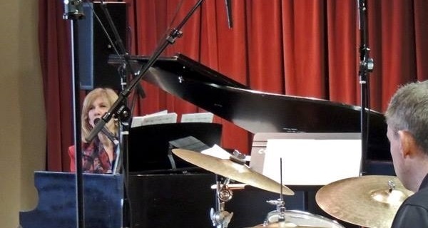 Ginny_at_Piano_600x320 Ginny_at_Piano_600x320